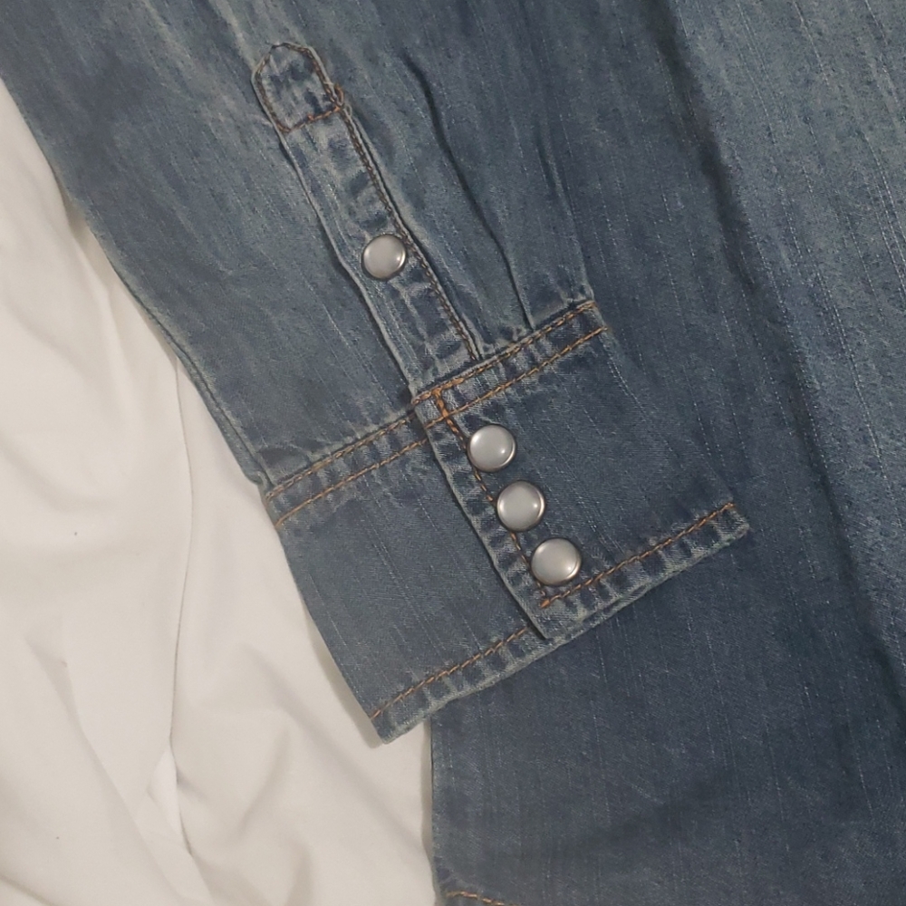 New boutique Denim shirt - Picture 7 of 13